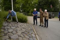 Herdenking bij het Looveer monument