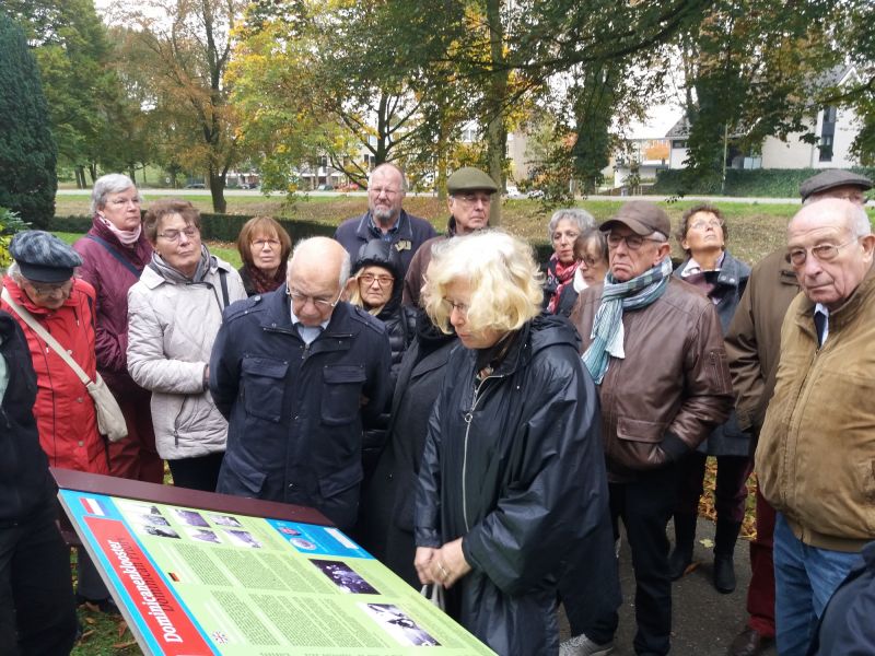 duitse groep kleef bij kloosterpaneel