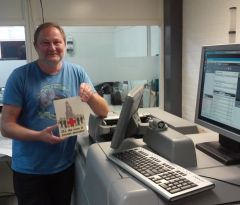 overhandiging 2e druk Rode kruis boek