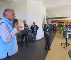 IMG_0678-Ed biedt de burgemeester het RK-boek aan
